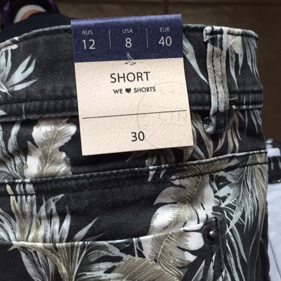 Women’s New Shorts - Picture 4 of 4